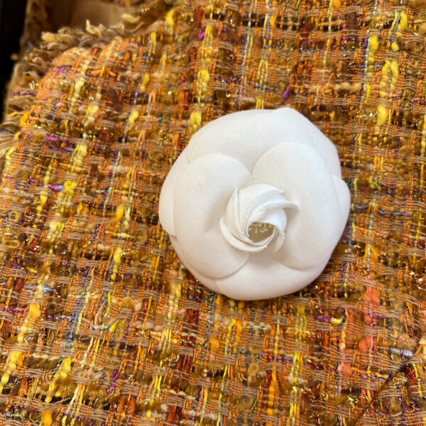 Chanel Camelia Blüten Brosche Weiß Stoff Chanel Camelia Blüten Brosche Weiß Stoff